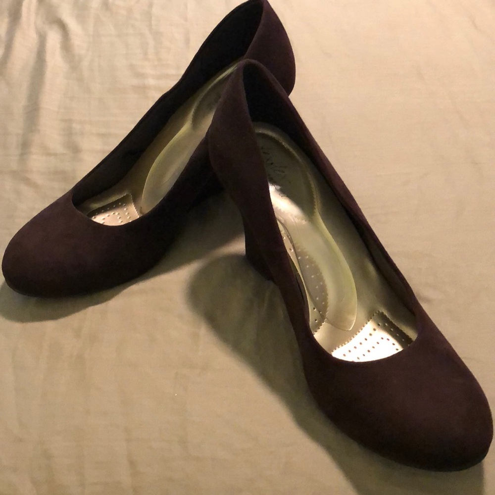 Brown velvet wedge